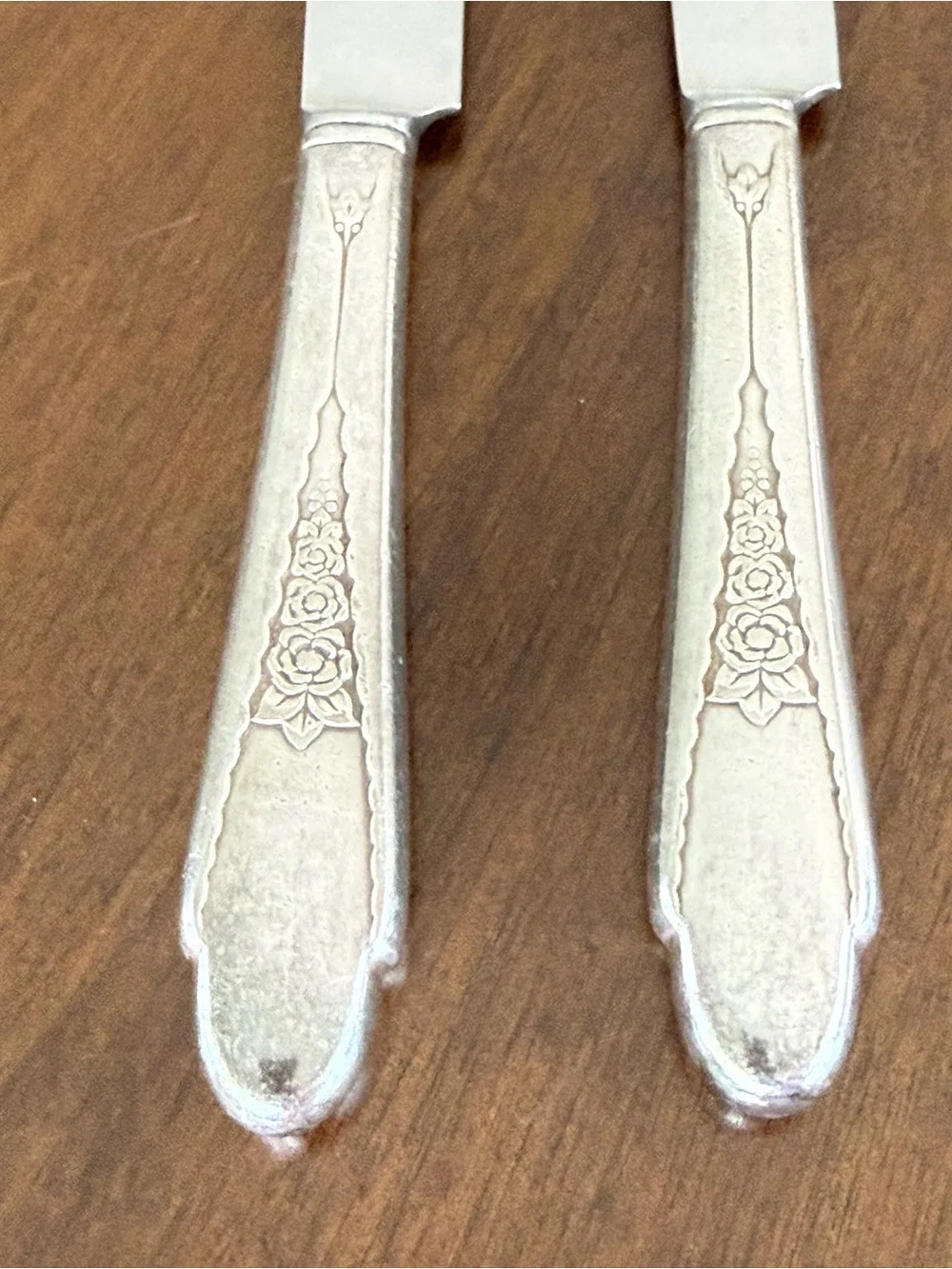 Vintage Wm Rogers & Son Set of 2 Silverplate Floral Dinner Knives Monogram M